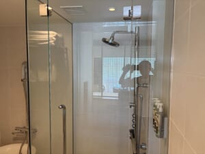 ルネッサンスリゾートオキナワ　フリッパーズルーム　大人用バスルーム